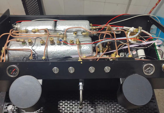 Kommerzielle halbautomatische Espressomaschine mit dreifachen Kesseln und programmierbarer Funktion