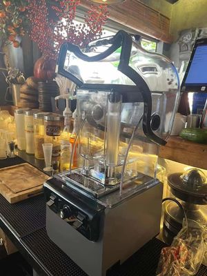 Leistungsfähige elektrische Smoothie-Maschine mit schalldichtem Deckel und kommerziellen Steuerungen