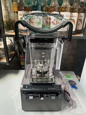 Leistungsfähige elektrische Smoothie-Maschine mit schalldichtem Deckel und kommerziellen Steuerungen