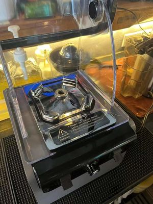 Leistungsfähige elektrische Smoothie-Maschine mit schalldichtem Deckel und kommerziellen Steuerungen